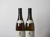 deux bouteilles de vin posées sur une table en bois