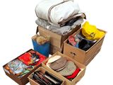 de nombreux cartons d'objets posés à même le sol