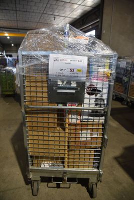 un chariot sur lequel sont posés de nombreux cartons