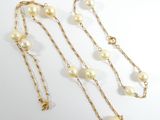 gros plan d'un collier de perles sur une surface blanche