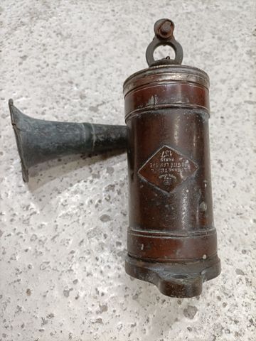 Ancien klaxon à piston marqué Etienne TESTE 28 cité Lemière Paris