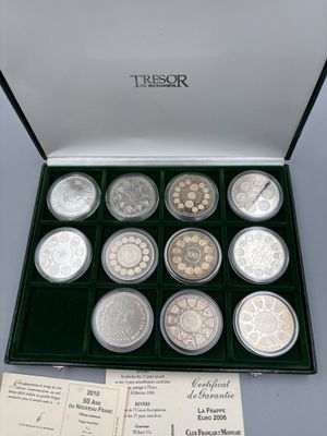 COFFRET comprenant 11 médailles en métal, la plupart sur le …