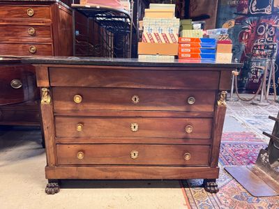 une commode en bois avec un plateau en marbre, montée sur roulettes