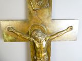 une statue de Jésus sur une croix, sur laquelle repose une Bible
