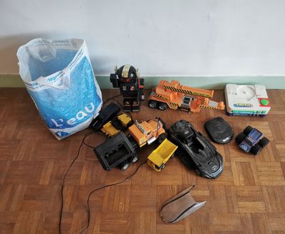 beaucoup de jouets posés sur le sol