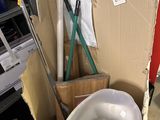 une boîte contenant des toilettes et un seau d'eau