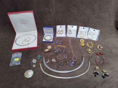 beaucoup de bijoux posés sur une table posée à même le sol