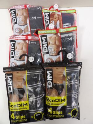 six sacs de sous-vêtements pour hommes posés sur une étagère