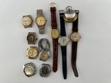 de nombreux modèles de montres disposés sur la table