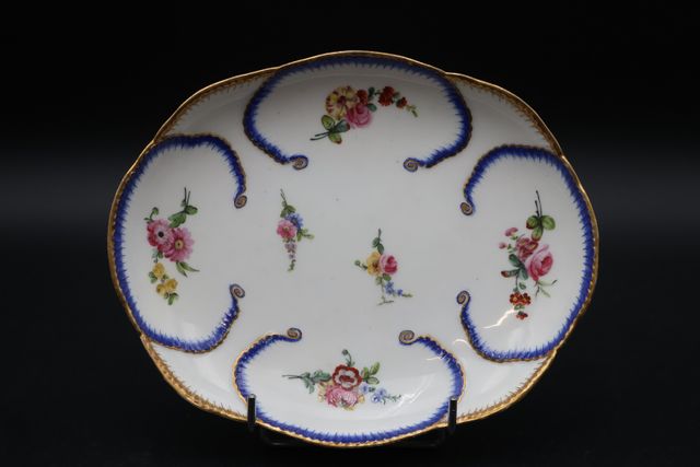 Compotier ovale à feuille de chou en porcelaine Sèvres décor poly...