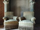 deux chaises placées devant une cheminée