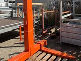 une grande grue orange posée sur une palette