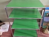 une étagère verte surmontée de trois tablettes