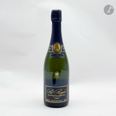 la bouteille de champagne est posée sur une surface blanche