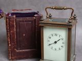 deux horloges miniatures posées l'une à côté de l'autre sur une table