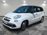 la petite voiture blanche est garée sur un sol en damier