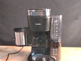 une cafetière et un mixeur posés sur une table