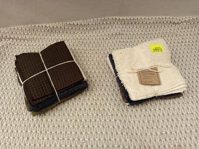 deux morceaux de tissu posés sur un lit