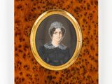 portrait d'une femme en robe noire, coiffée d'un foulard