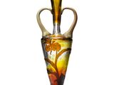 un vase en verre orné d'un motif jaune et marron