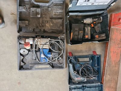 de nombreux outils posés sur le sol