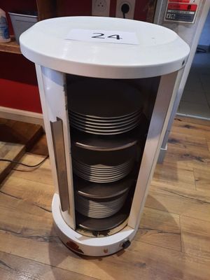 une pile d'assiettes posée sur un support blanc