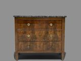 une commode en bois avec dessus en marbre