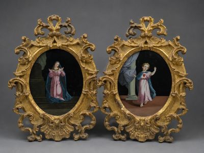 deux tableaux encadrés représentant une femme et un enfant, dans un cadre doré