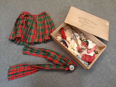 une boîte contenant une cravate et une boîte de vêtements