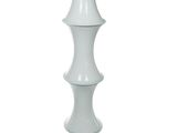 un grand vase blanc posé sur une table