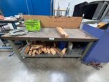 un établi sur lequel se trouve beaucoup de bois