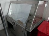 une vitrine en verre avec un bac rouge en arrière-plan