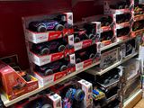 de nombreux jouets différents sur les rayons du magasin