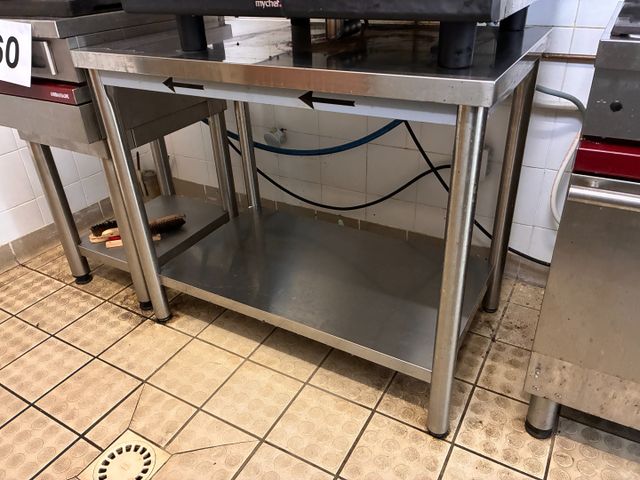 Table inox et tablette inférieure 100x60. Frais en sus 14.28%. TV...
