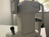une machine posée sur une table dans une pièce