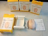 plusieurs boîtes de souris d'ordinateur posées sur une table