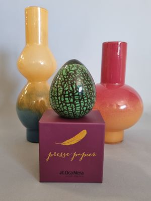 trois vases posés l'un à côté de l'autre sur une table