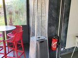 une terrasse avec une table, des chaises et une bouche d'incendie
