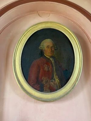 un tableau représentant un homme en manteau rouge accroché au mur