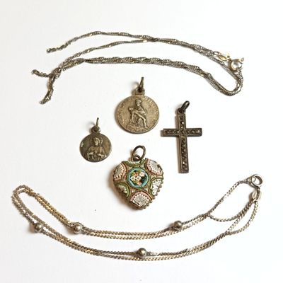 un grand nombre d'objets différents sur une table