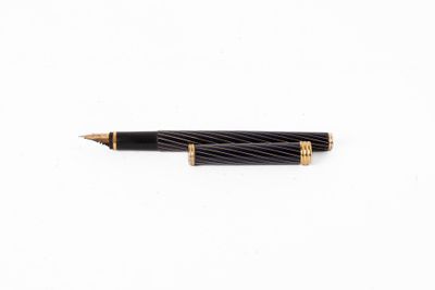 un stylo noir et doré sur fond blanc