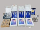 plusieurs cartons de verres à vin et un verre à vin dans un carton