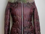 veste posée sur un mannequin, avec un col en fourrure