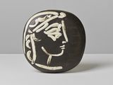 sculpture en céramique en noir et blanc représentant le visage d'une femme sur un fond blanc