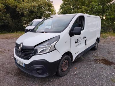la camionnette blanche est garée sur le parking à côté des arbres