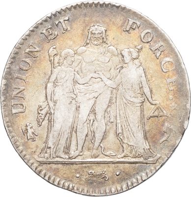 une pièce d'argent sur laquelle figurent trois femmes et un homme