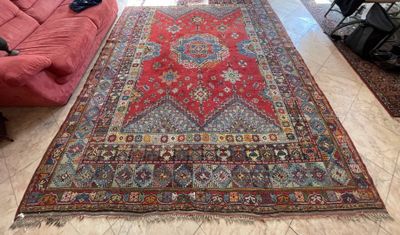 un grand tapis sur le sol d'un salon