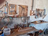 Il y a de nombreux outils accrochés au mur dans ce garage.