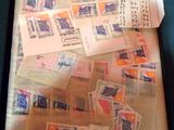 une photo d'une photo d'une collection de timbres exposée