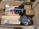 une boîte remplie de boîtes, avec un vélo à l'intérieur